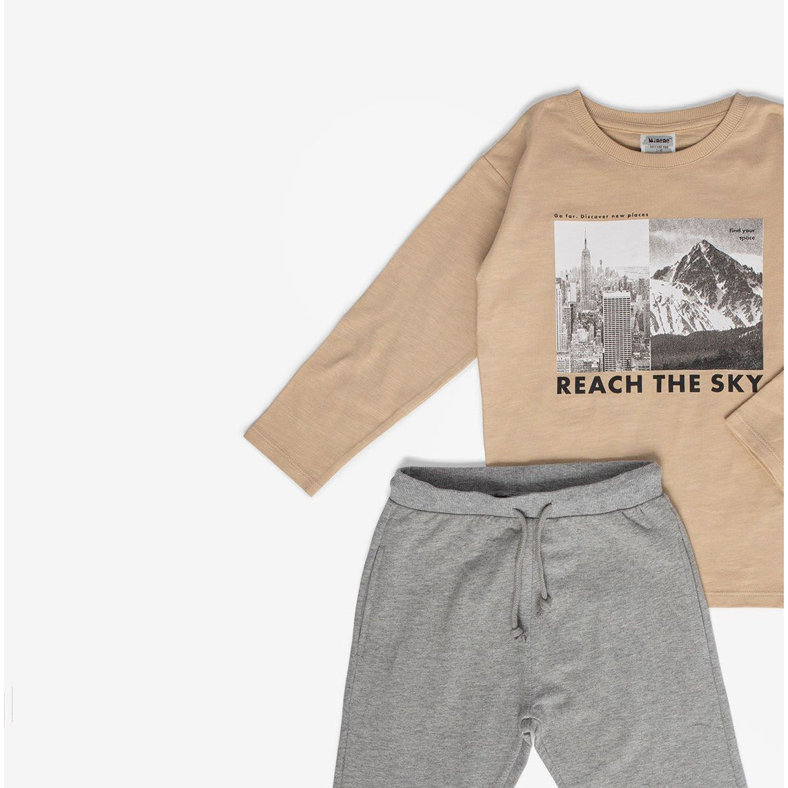 Conjunto de playera y pants 'Reach the sky'