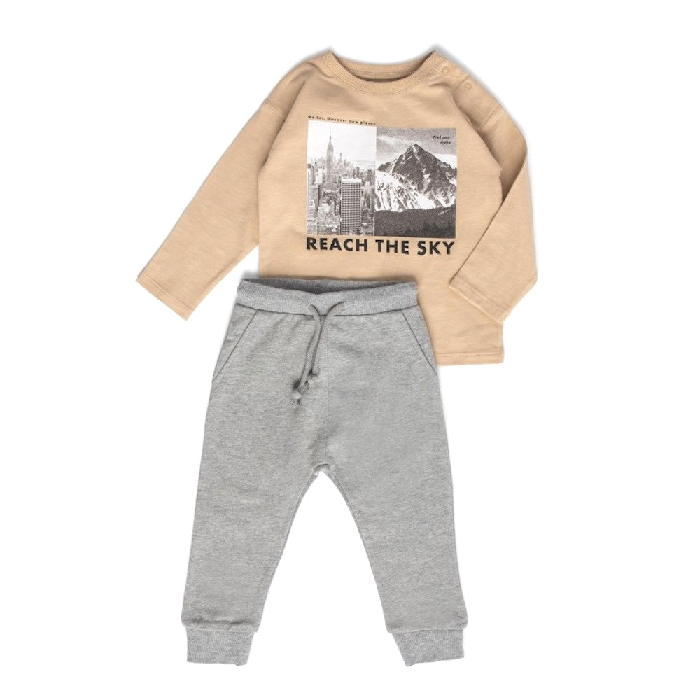 Conjunto de playera y pants 'Reach the sky'